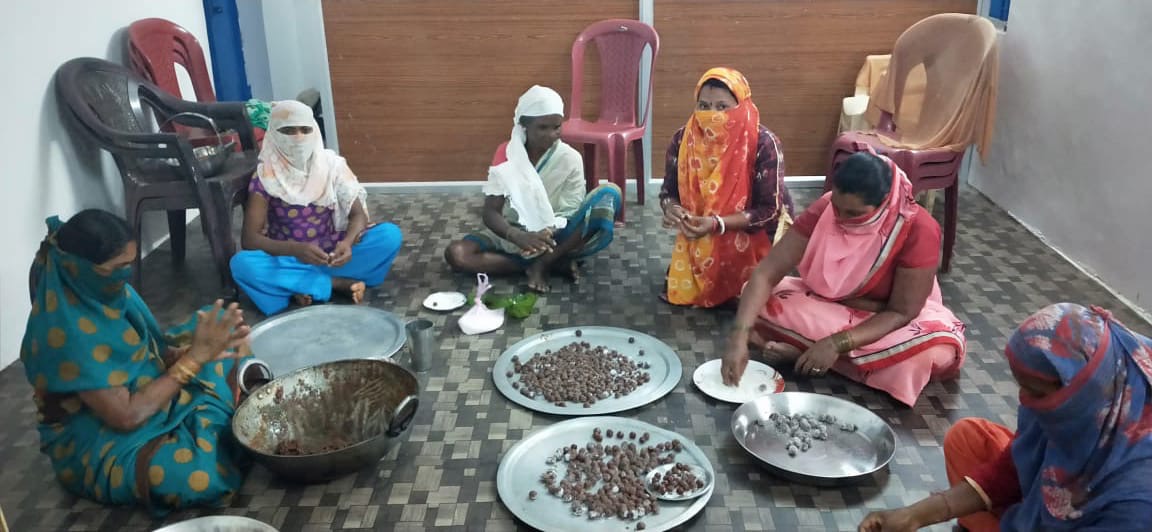 Members of Bihan women's group are making pickles in narayanpur