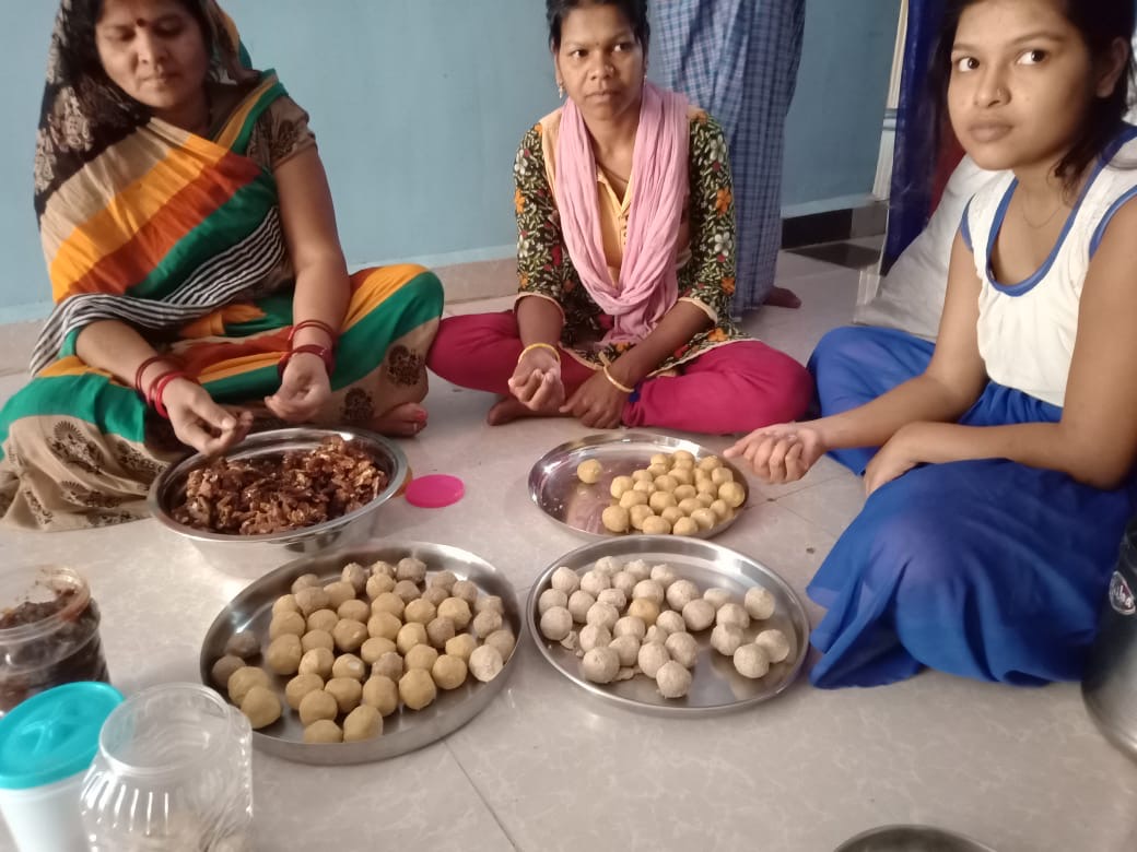 Members of Bihan women's group are making pickles in narayanpur