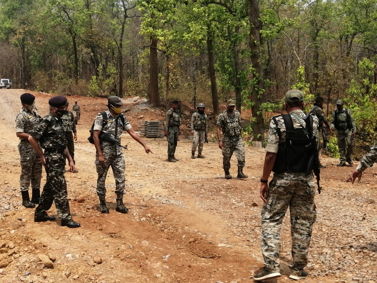 special-director-general-of-police-naxal-operation-ashok-juneja-directed-for-strict-action-against-naxalites-in-narayanpur