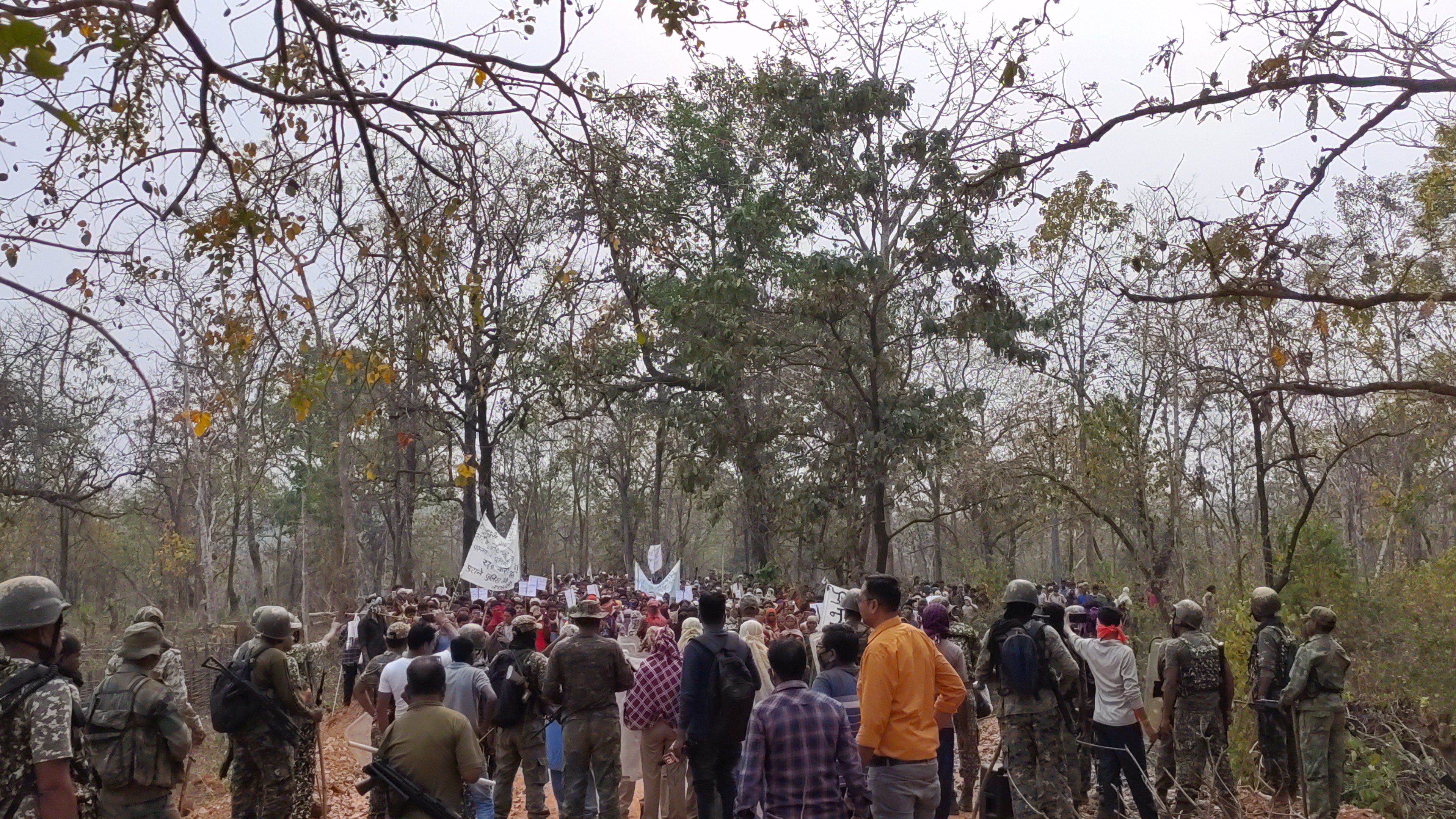 villagers besiege the police station, ग्रामीणों ने किया थाने का घेराव