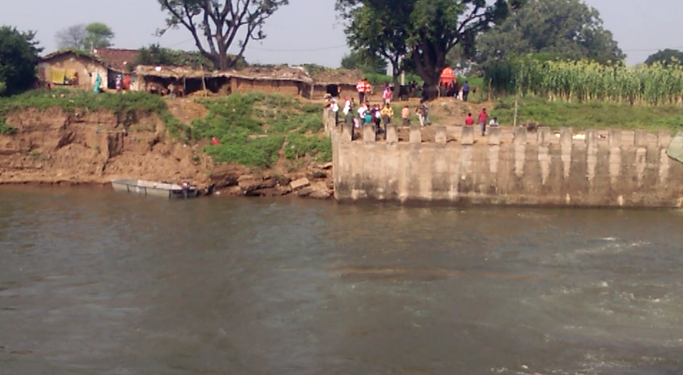 Dead body found IN HALF RIVER IN PANDARIYA