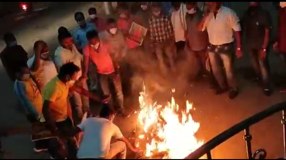 pandriya-youth-congress-burnt-effigy-of-pm-modi-and-up-cm