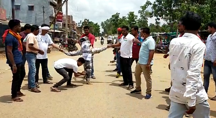 Congress workers burning effigy