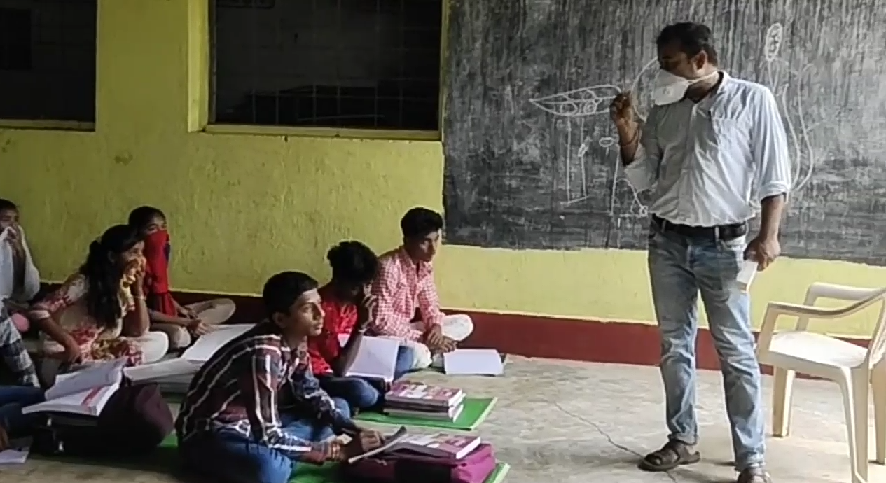 Teaching children in Mohalla class without wearing a mask in pakhanjur