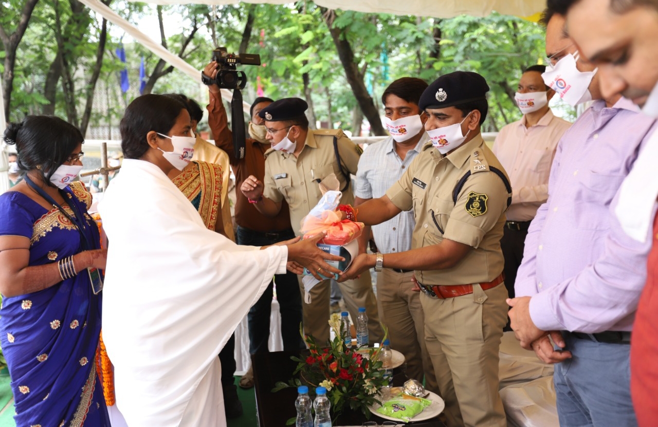 Raigarh police distributed 13 lakh masks under the awareness campaign