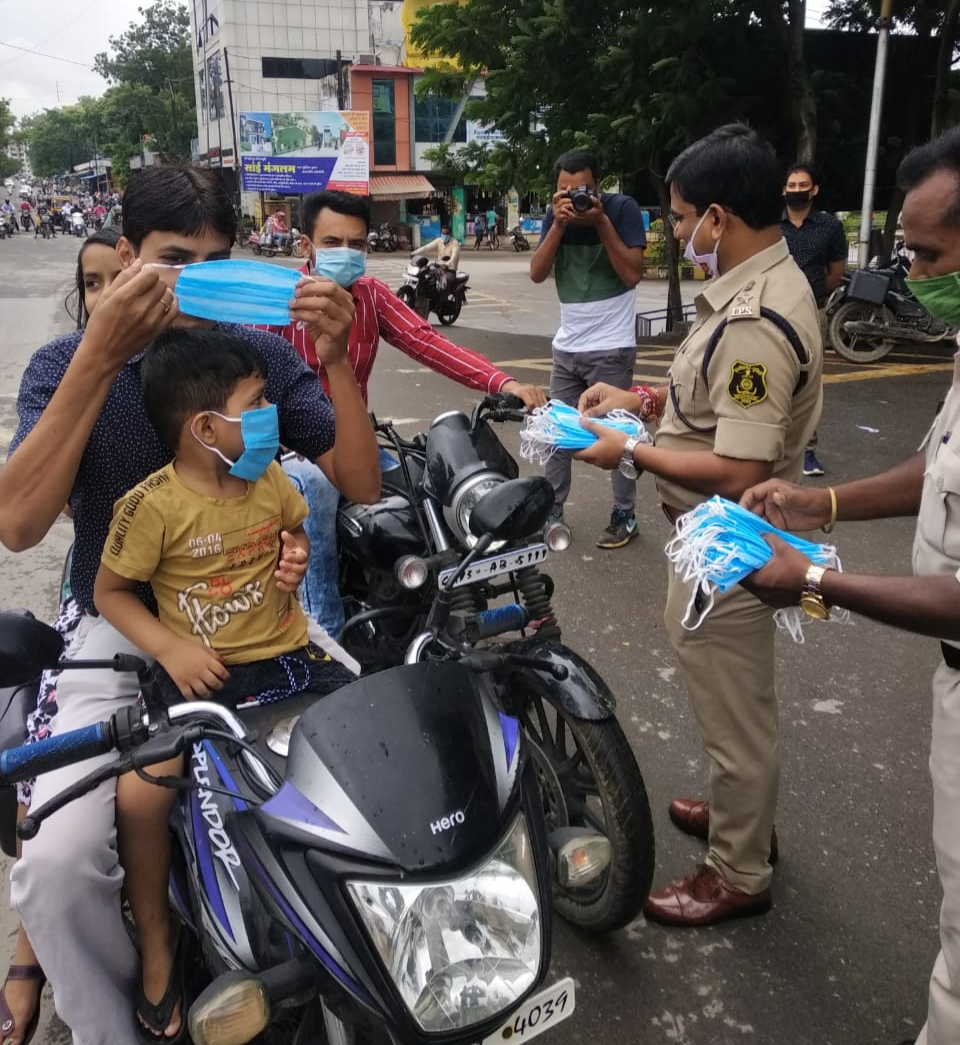 Raigarh police distributed 13 lakh masks under the awareness campaign