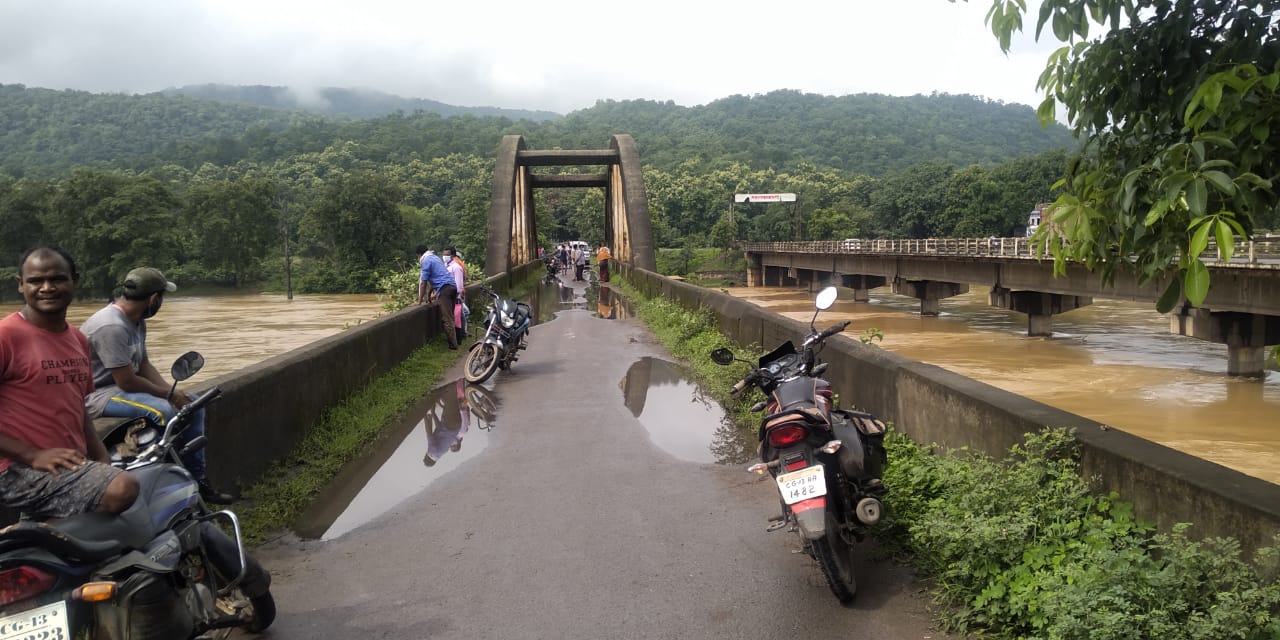 one person with 3 child jumped in the river in raigarh