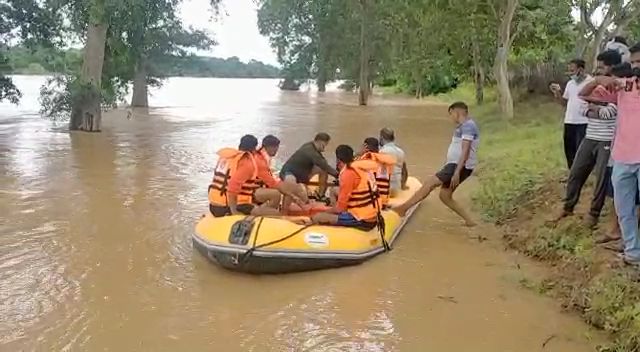 one person with 3 child jumped in the river in raigarh