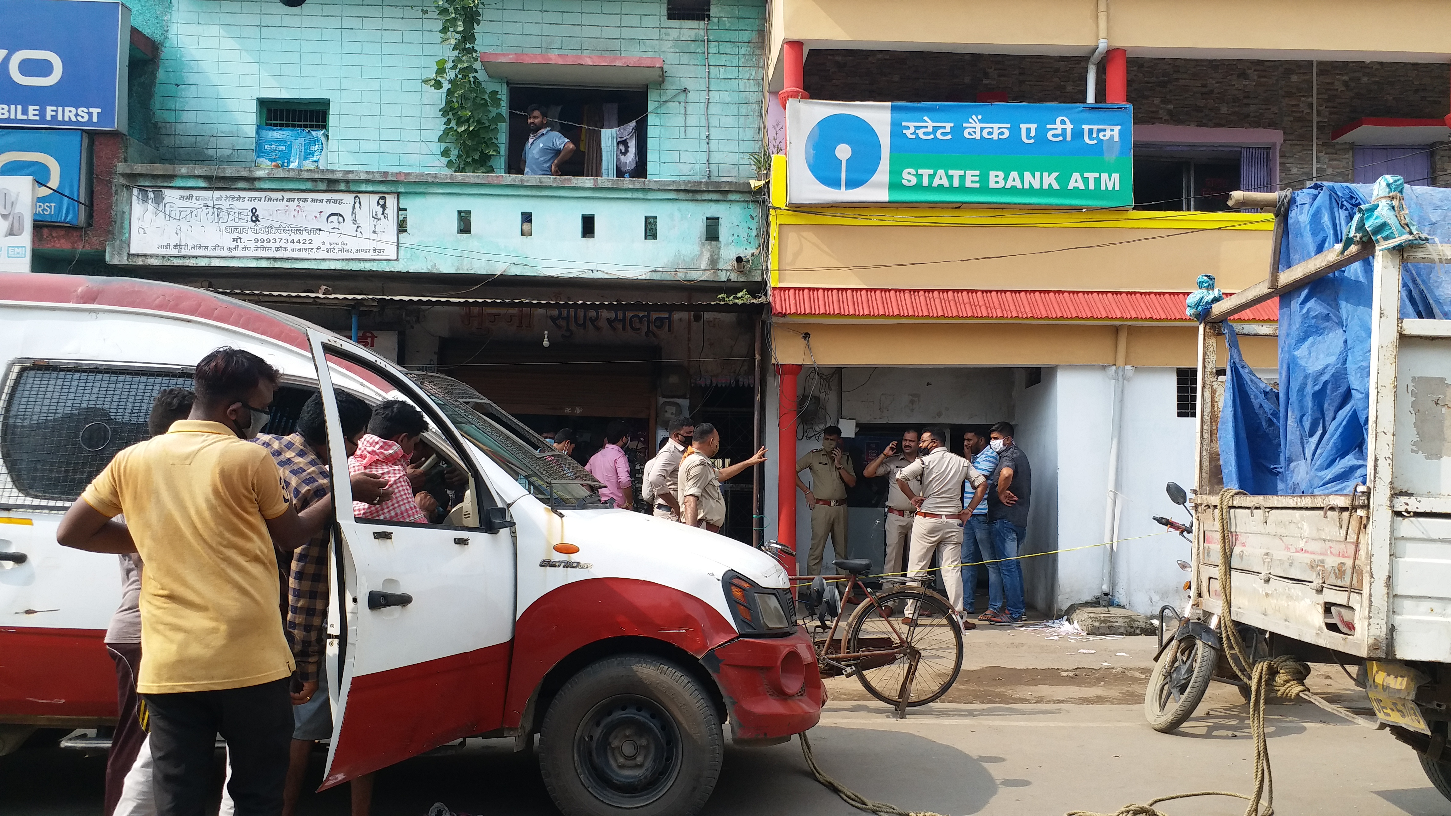 13 lakh robbed from SBI cash van driver shot dead raigarh