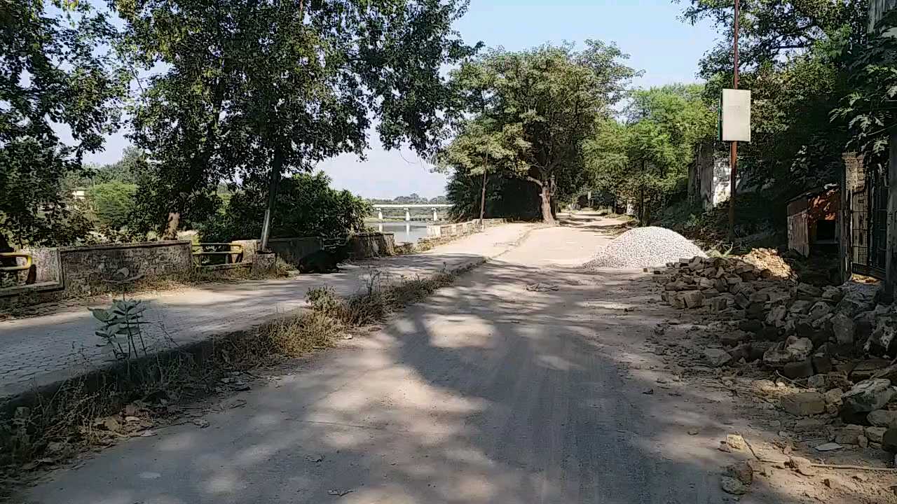 Marine Drive on verge of destruction due to municipal negligence in raigarh