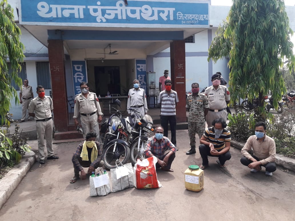 Police arrests 9 people for liquor smuggling in raigarh