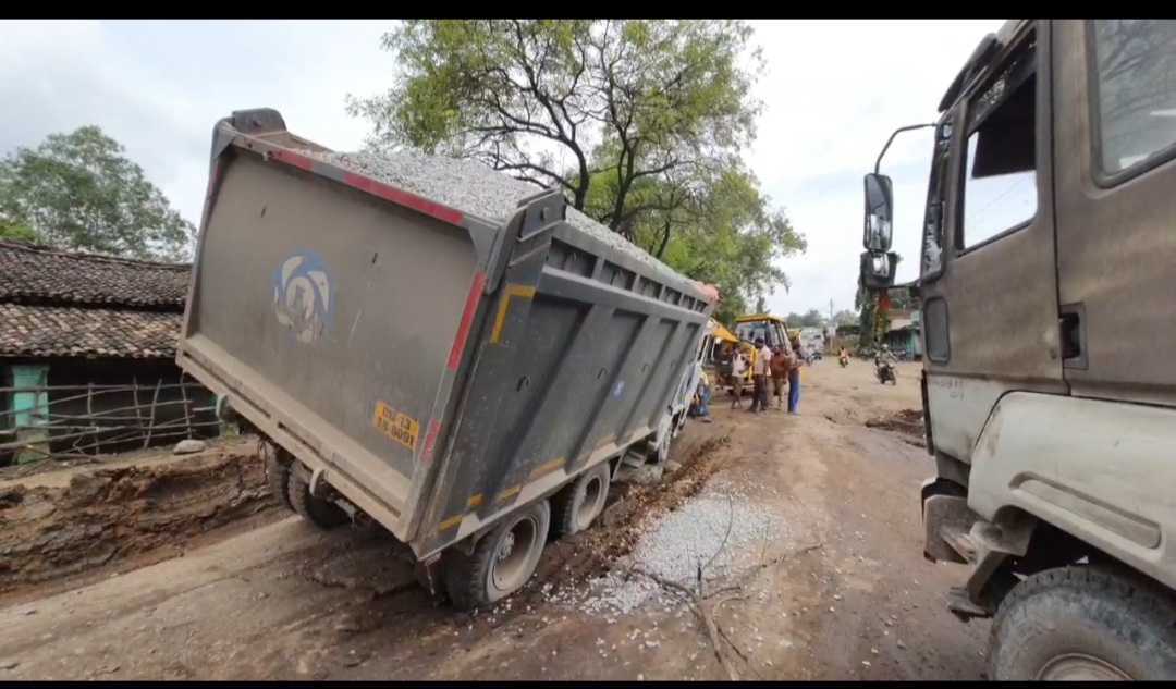 jam-due-to-the-car-being-stuck-in-the-pit-on-the-raigarh-dharamjaigarh-road