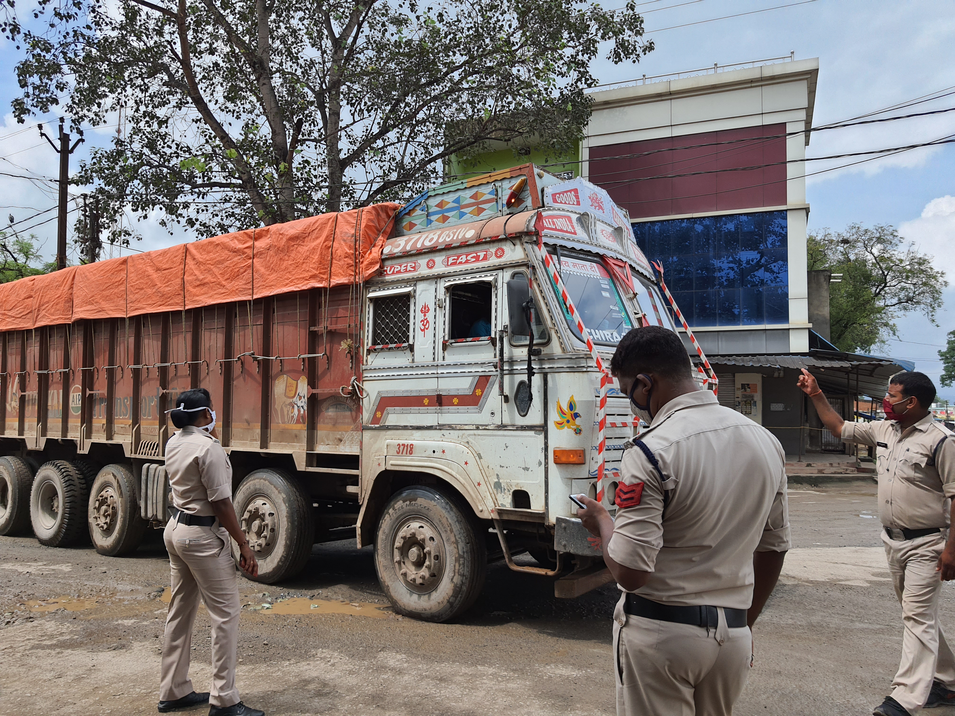 Lockdown imposed to prevent corona infection in Gharghoda Nagar Panchayat area