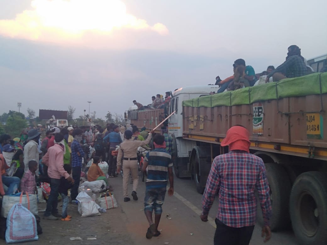 Workers returning after risking their lives in cargo in rajnandgaon