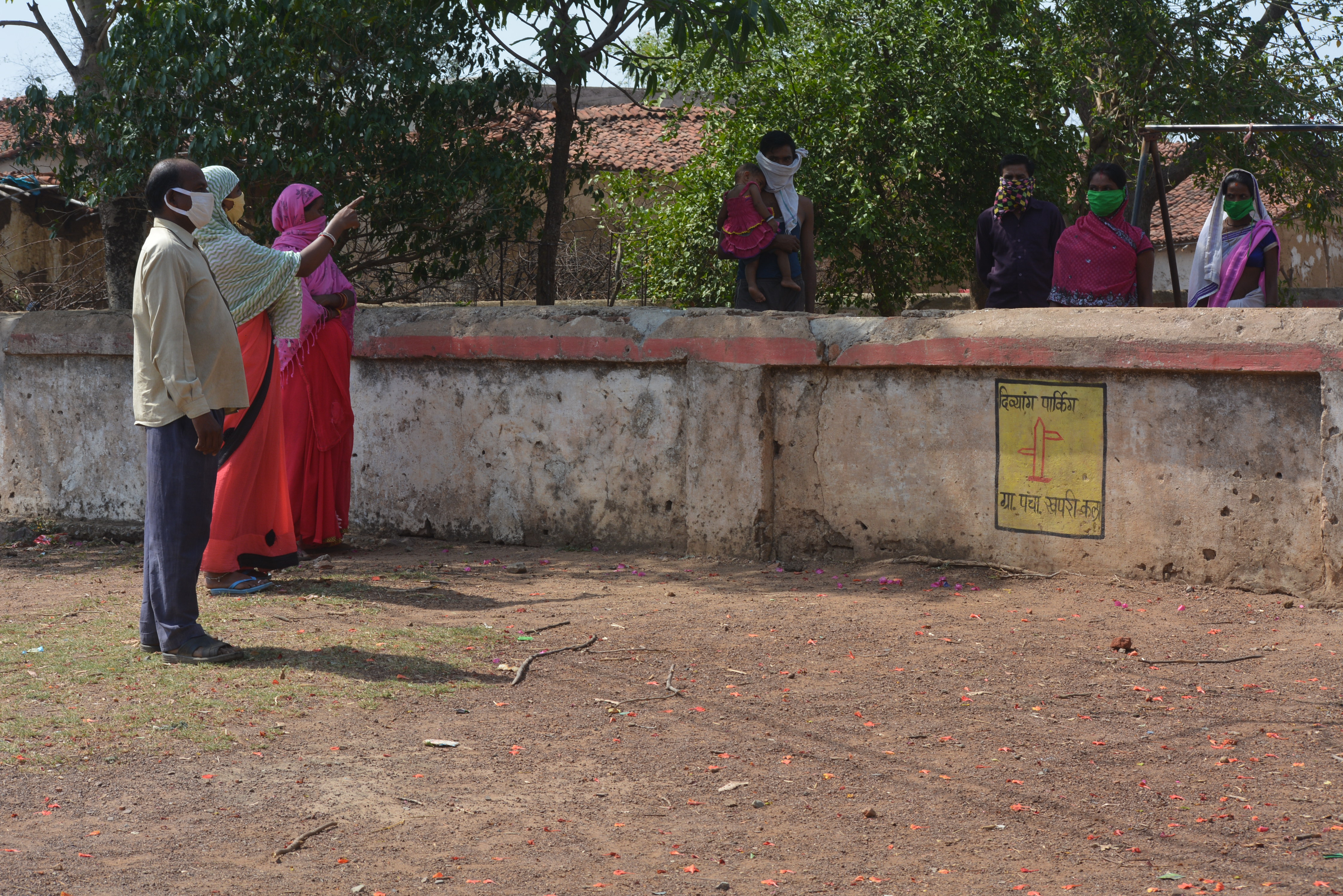 workers-were-spending-time-playing-games-in-quarantine-centers-in-rajnandgaon