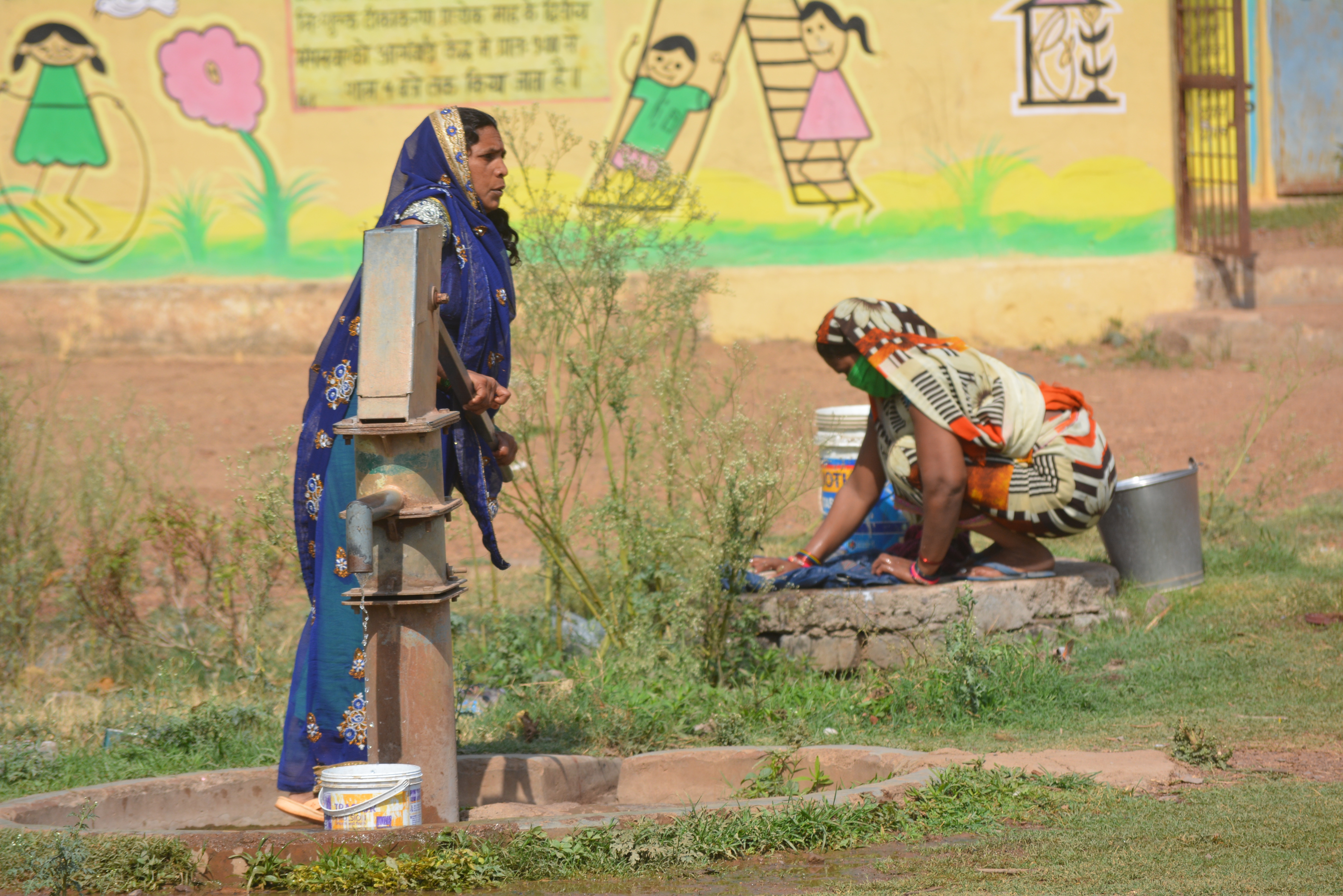 workers-were-spending-time-playing-games-in-quarantine-centers-in-rajnandgaon