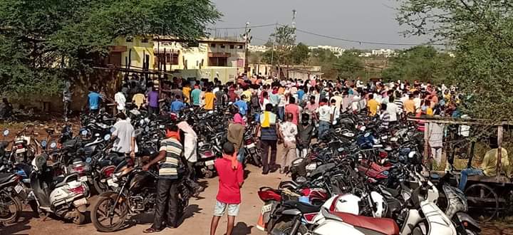 People are violating social distance at liquor shop in raipur