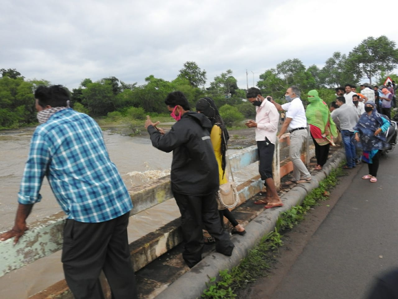 barrage gates built in Khairagarh have have started breaking due to heavy rains