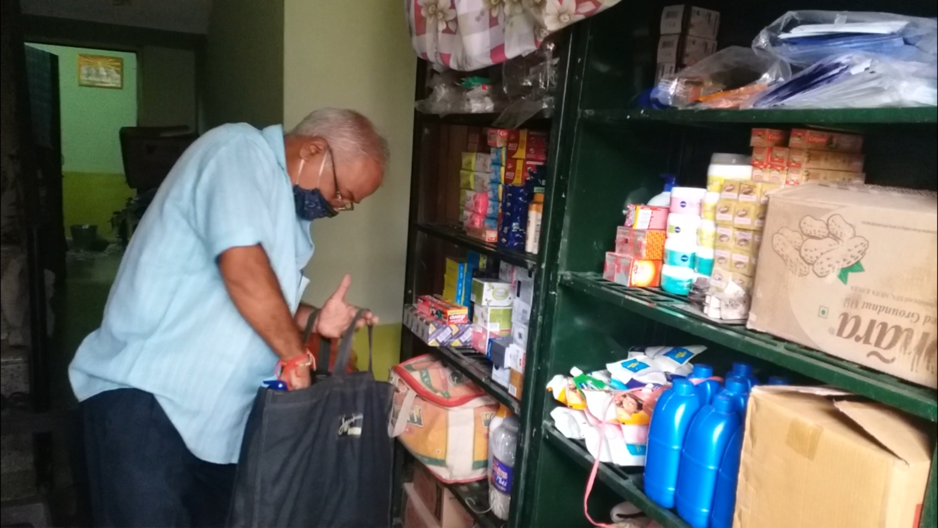 Hemchand Jhabak doing free home delivery of goods in Rajnandgaon