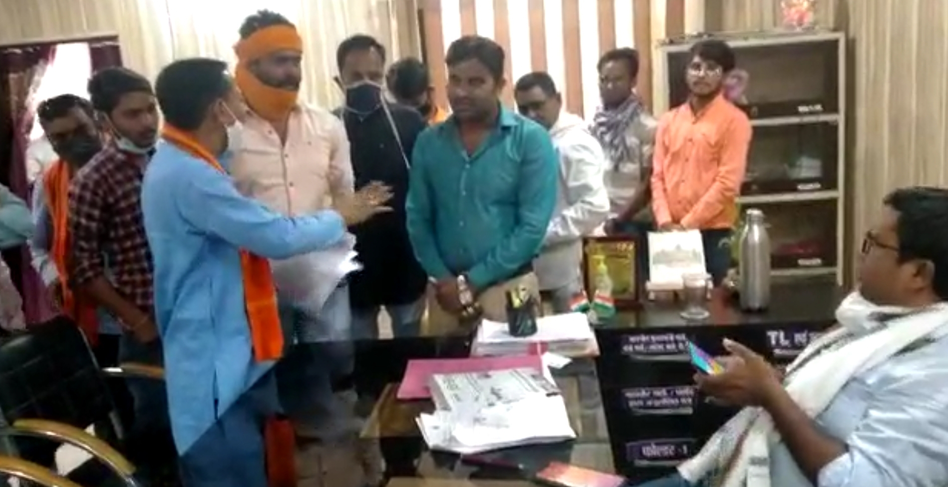 video-of-rajnandgaon-municipal-corporation-commissioner-chandrakant-kaushik-goes-viral