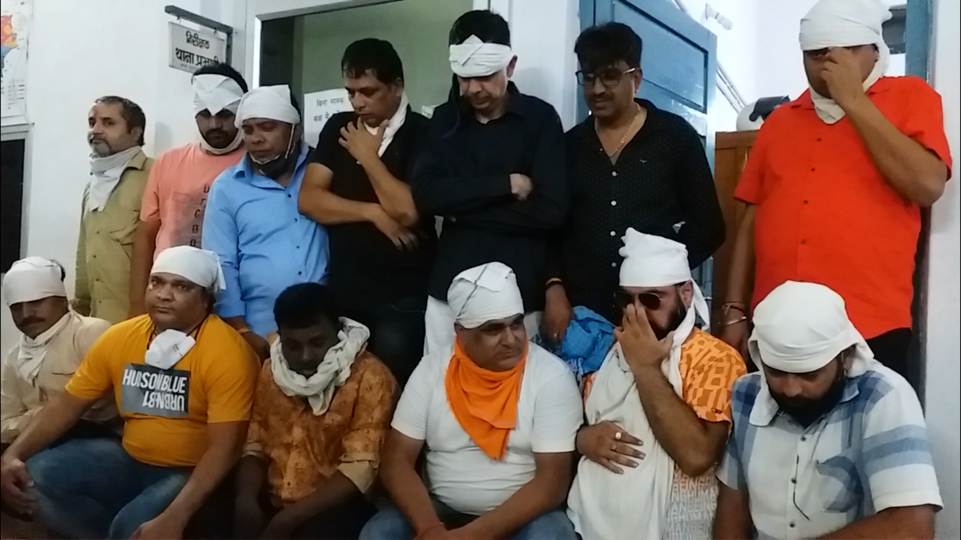 police arrested 13 accused for gambling from private hotel in Rajnandgaon