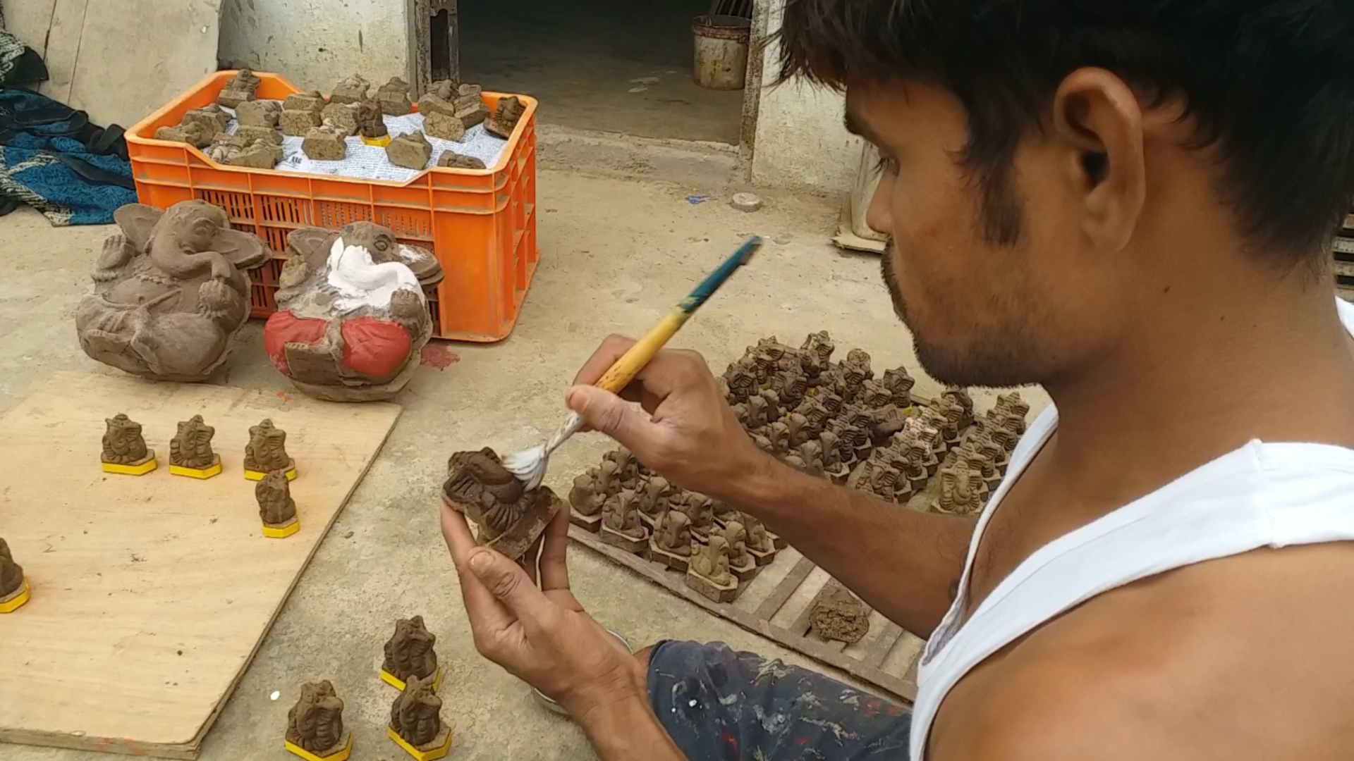 ganesh idol made in cow dung in rajnandgaon