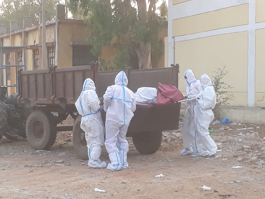 deadbody of corona infected person taken in tractor