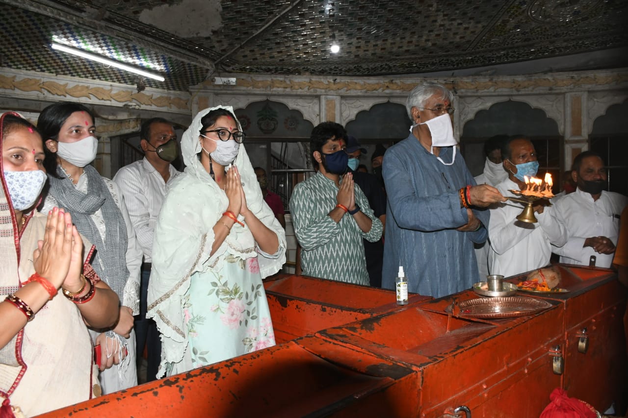 health-minister-ts-singhdeo-arrives-at-temple-of-maa-bamleshwari-in-dongargarh-of-rajnandgaon