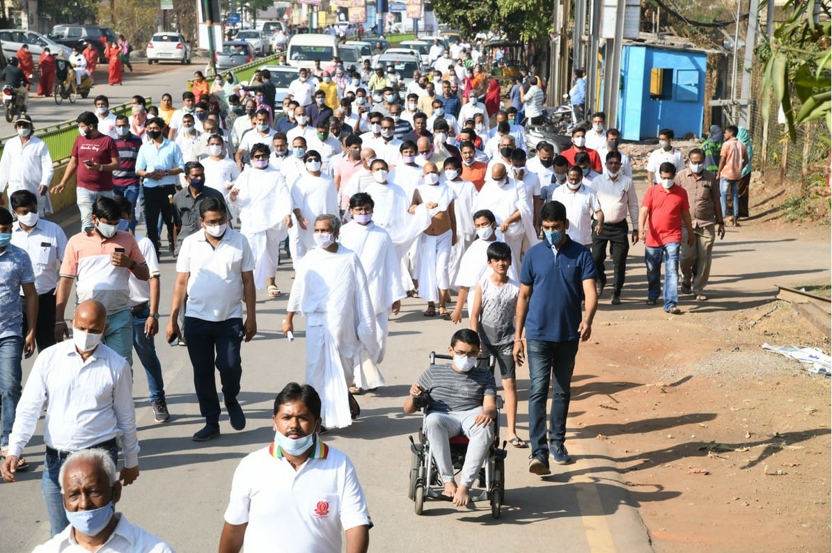 Acharya Shri Mahashraman reached Shankar Nagar in Raipur on Tuesday