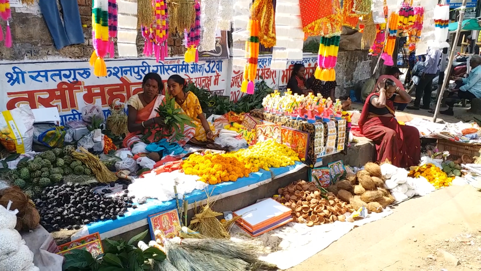 माता लक्ष्मी के पूजन सामग्री से सजा बाजार