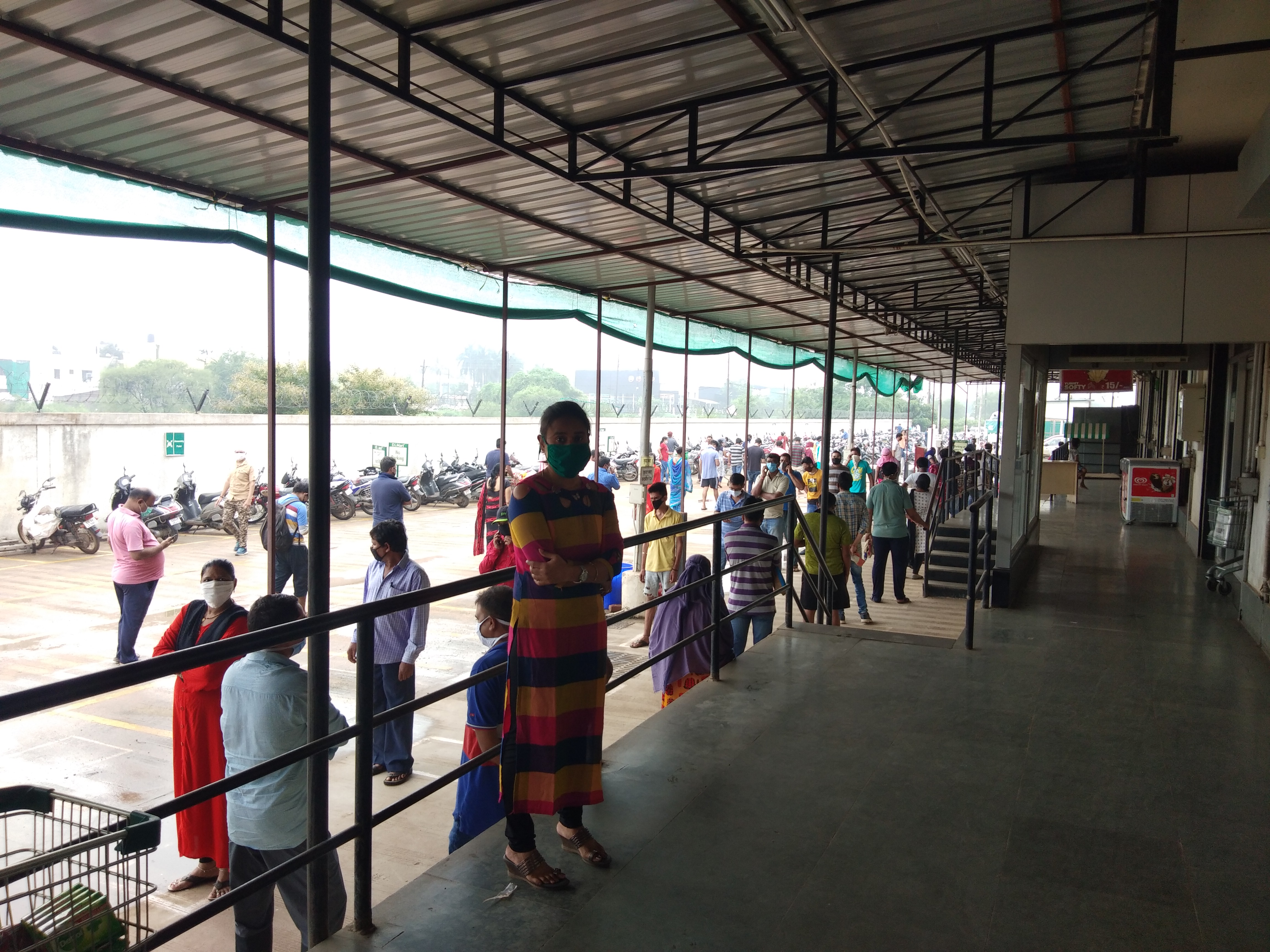 huge crowd in ration shops due to lockdown in raipur