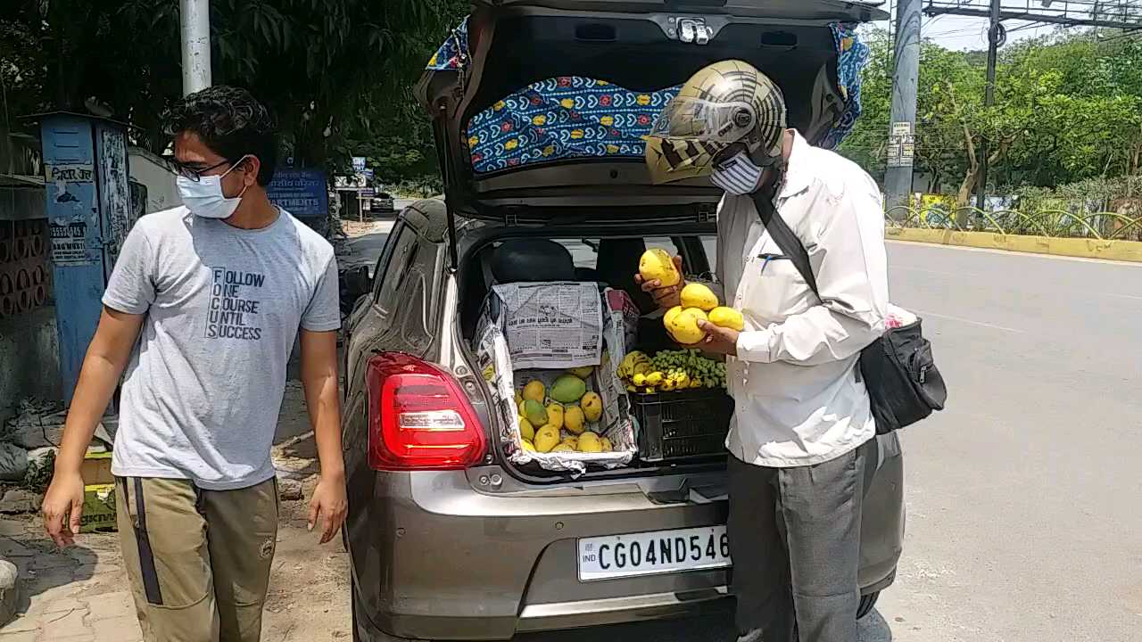 trader selling fruits by car in raipur