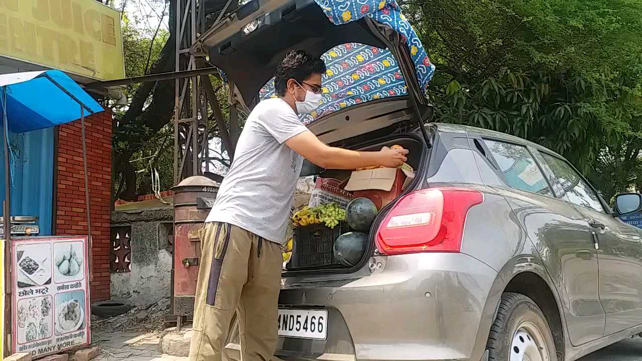 trader selling fruits by car in raipur