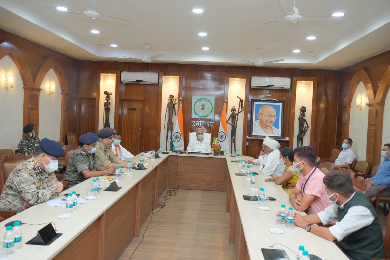 cm-bhupesh-baghel-meets-cobra-jawan-rakeshwar-singh-manhas-at-raipur