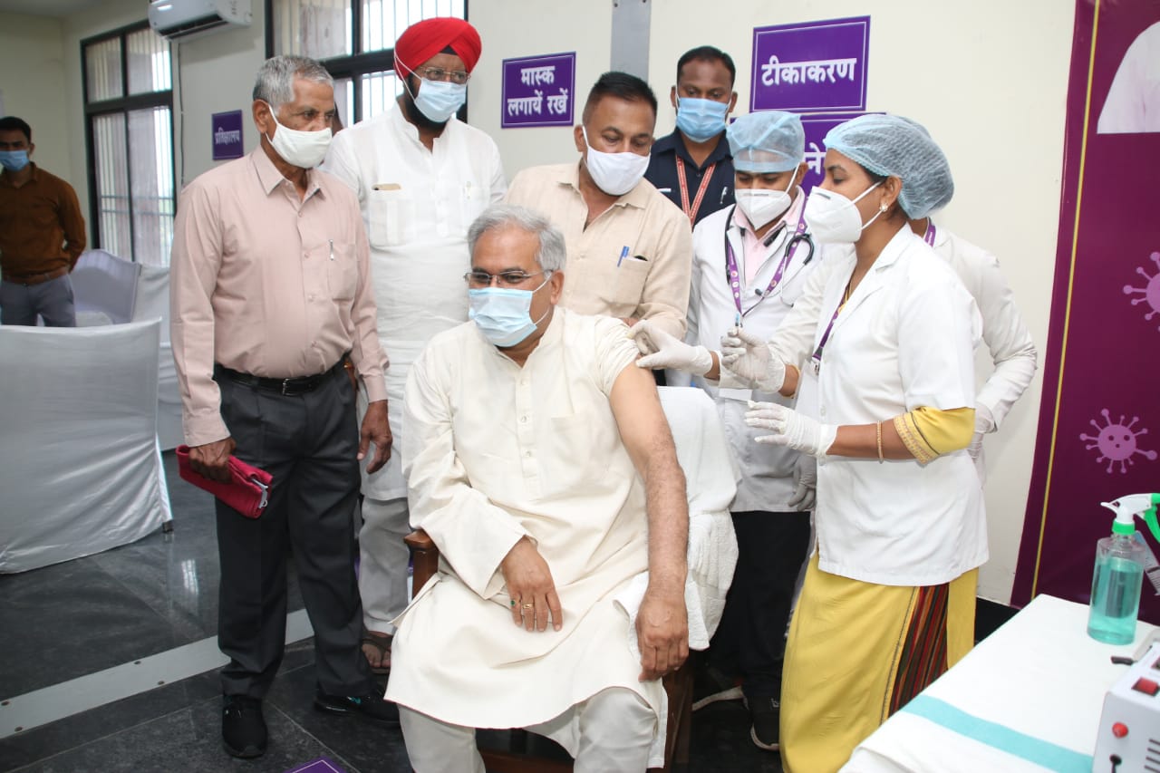 CM bhupesh baghel corona vaccine first dose