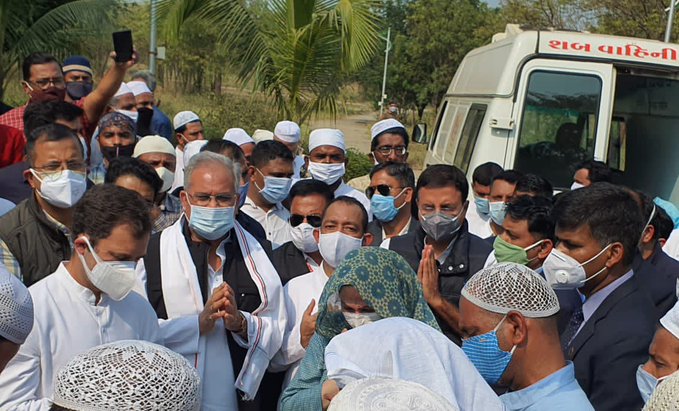 Chief Minister Bhupesh Baghel attended funeral of Rajya Sabha MP Ahmed Patel in gujrat