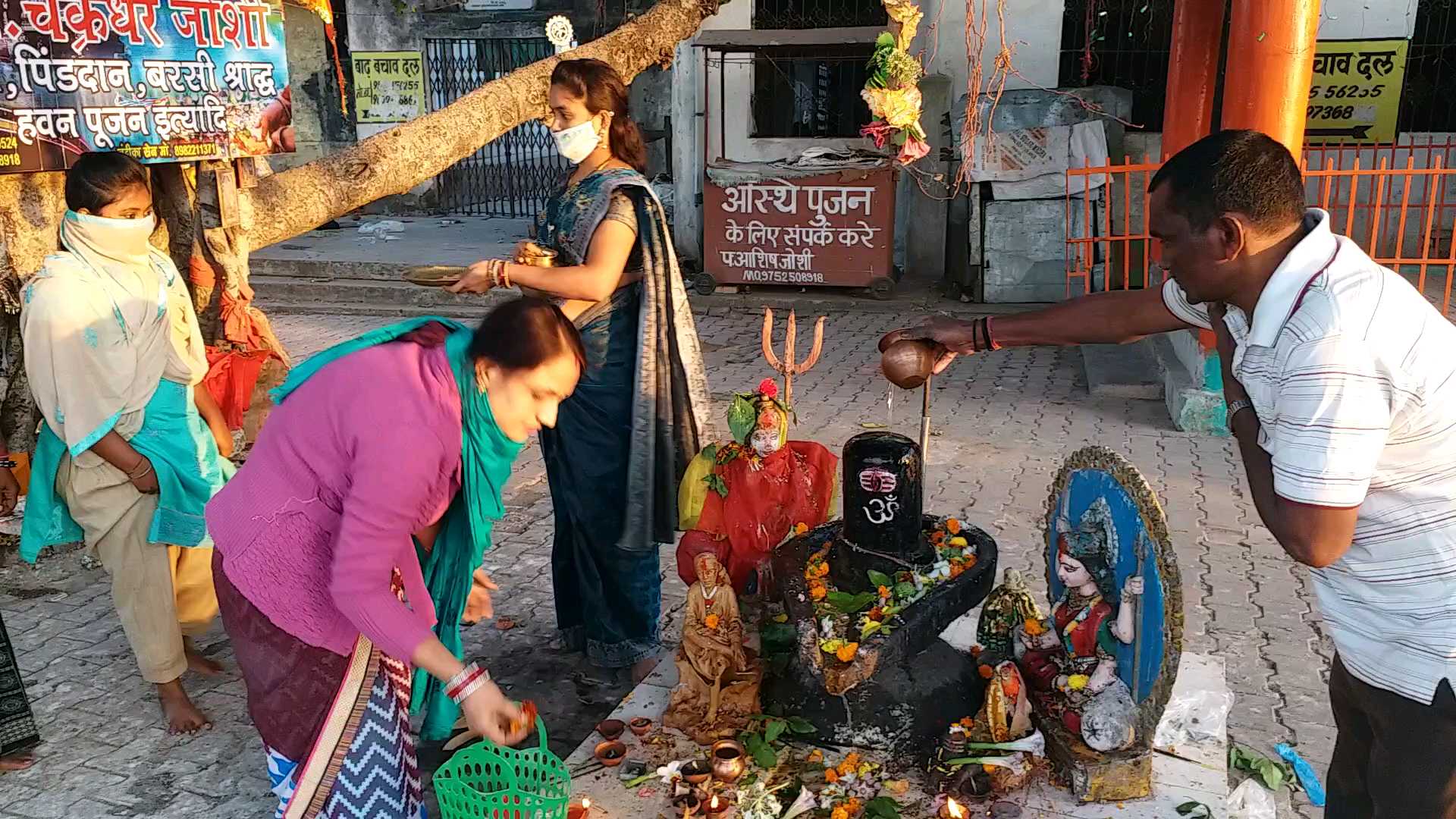 Devotees reach to donate diya on Baikuntha Chaturdashi in raipur