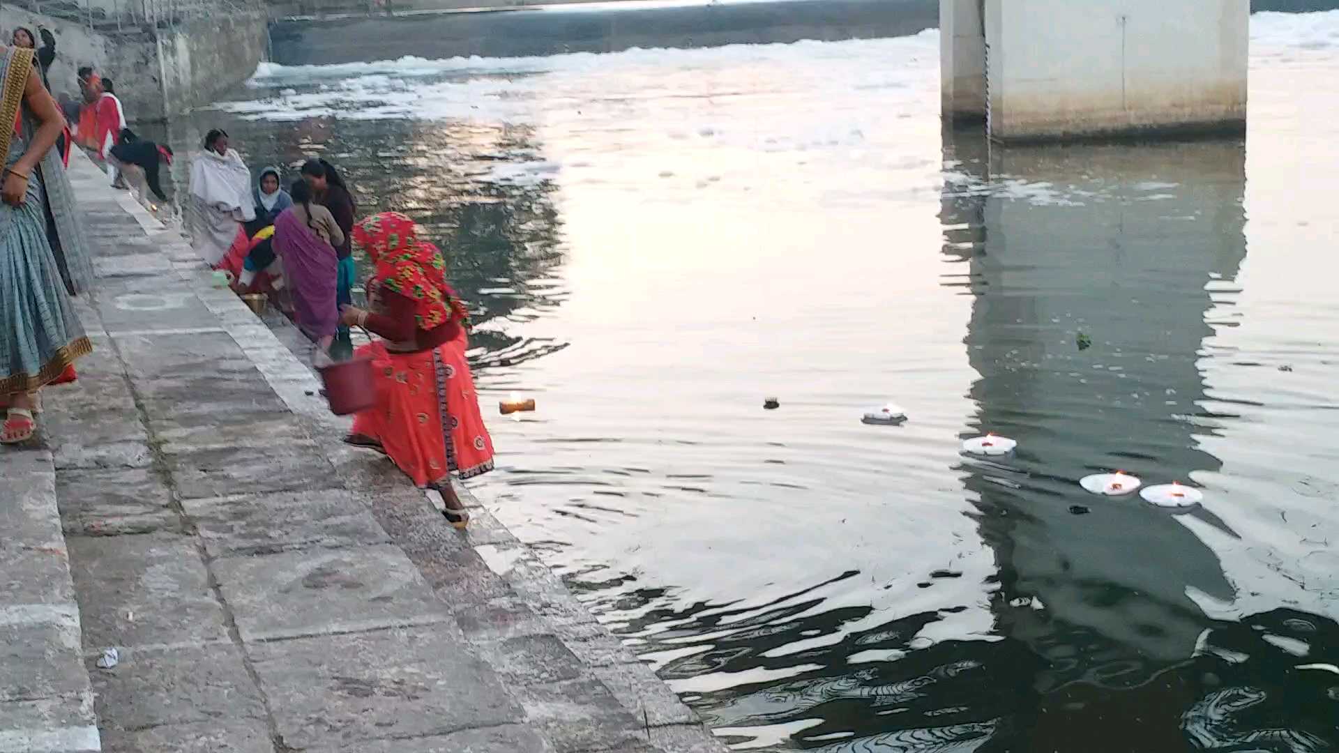 Devotees reach to donate diya on Baikuntha Chaturdashi in raipur