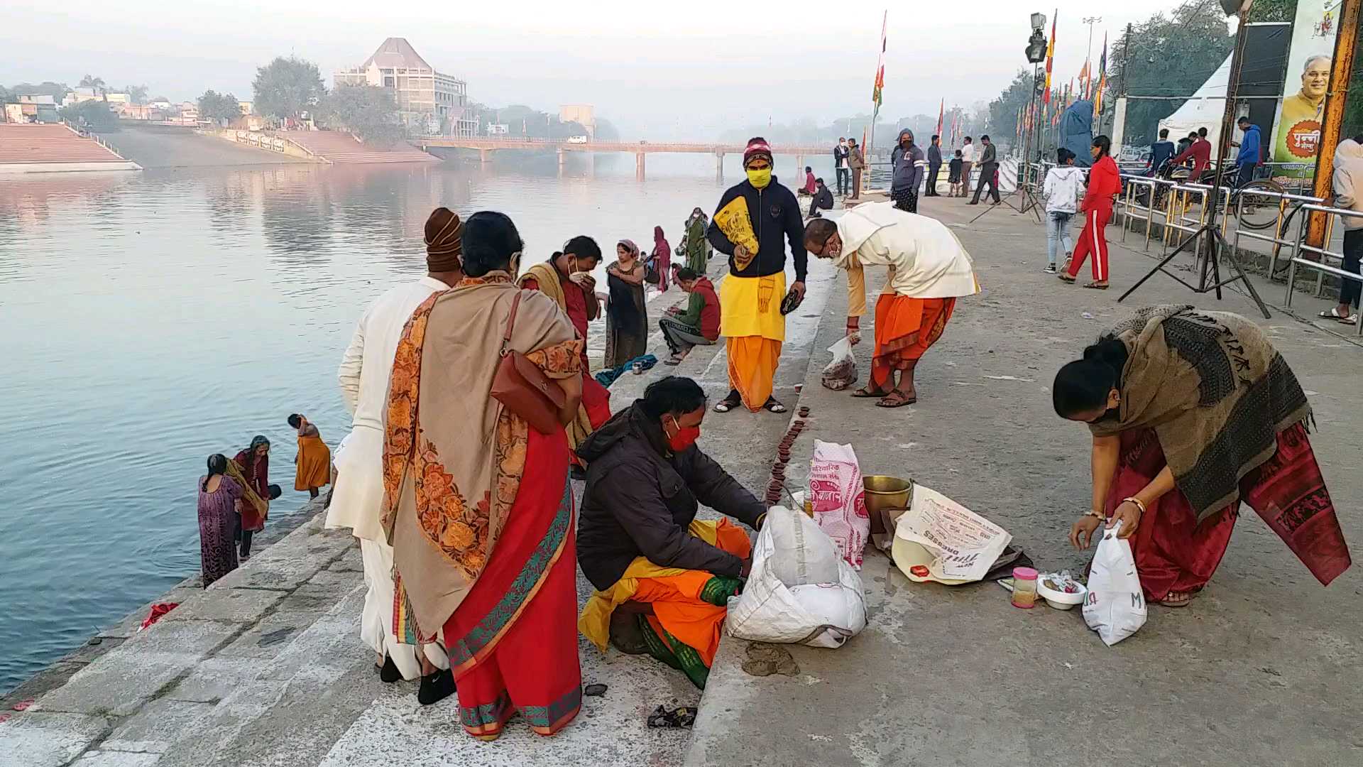 Devotees reach to donate diya on Baikuntha Chaturdashi in raipur