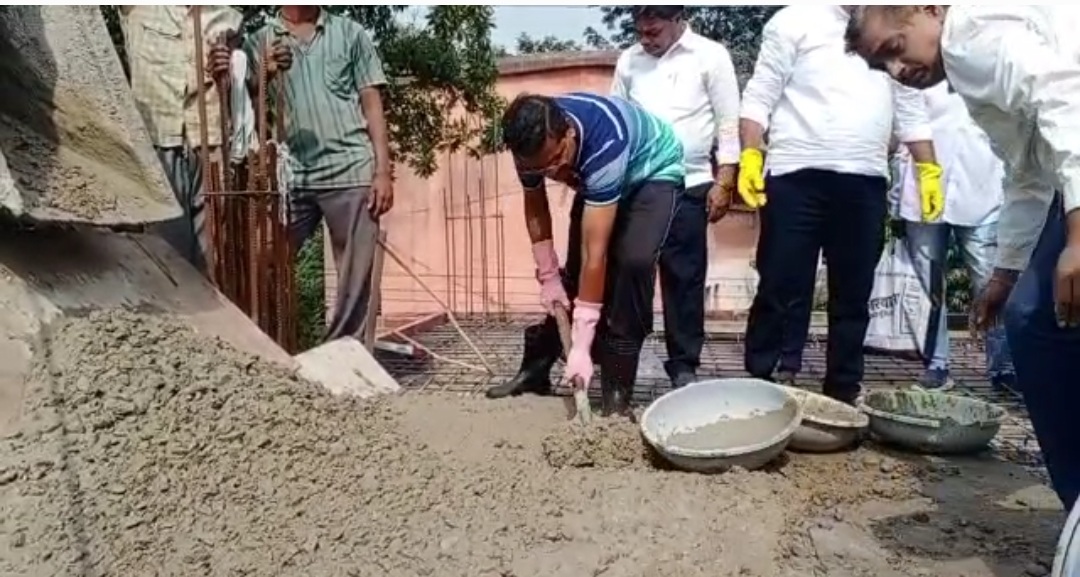 Congress state president Mohan Markam did Shramdaan in building under construction in raipur