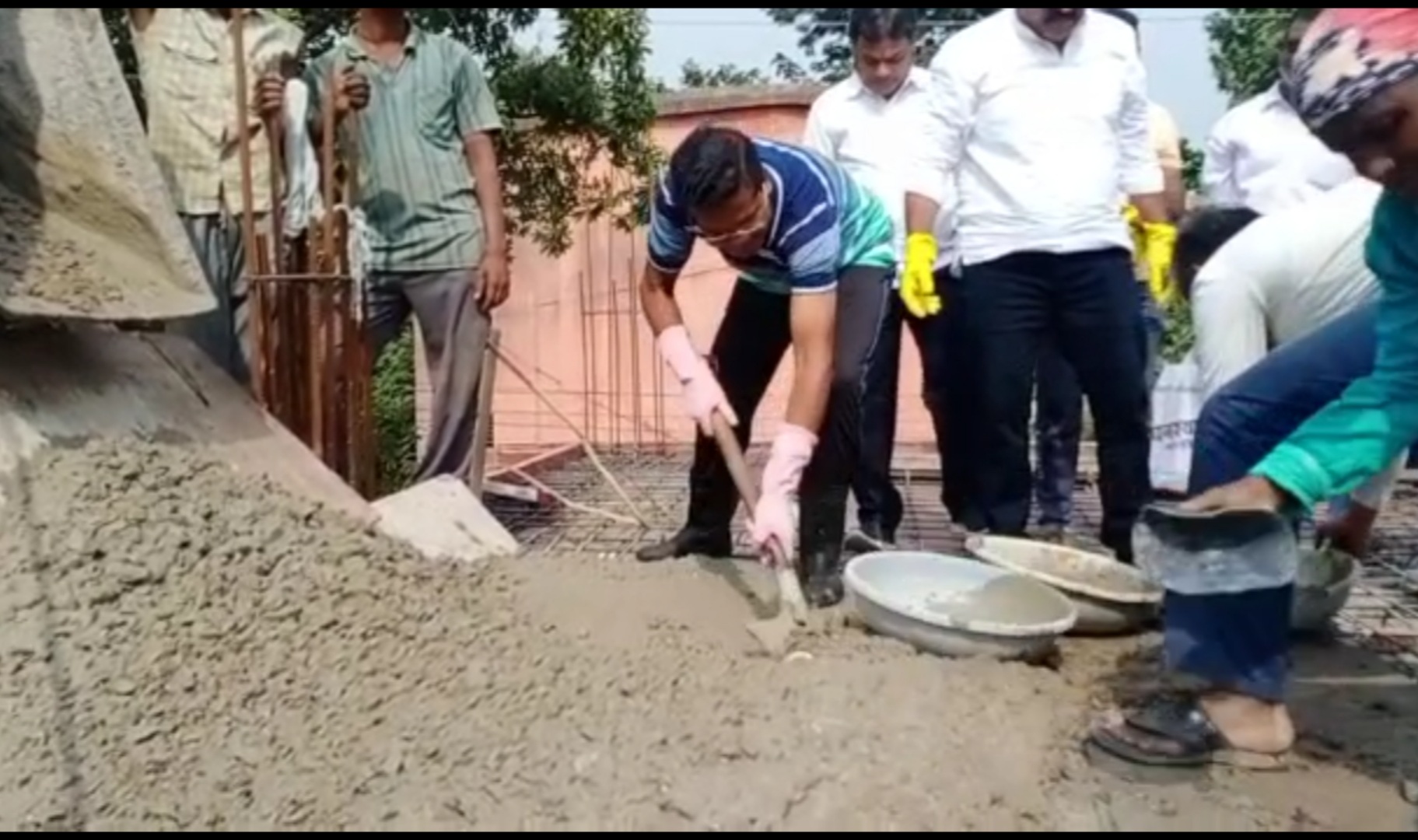 Congress state president Mohan Markam did Shramdaan in building under construction in raipur