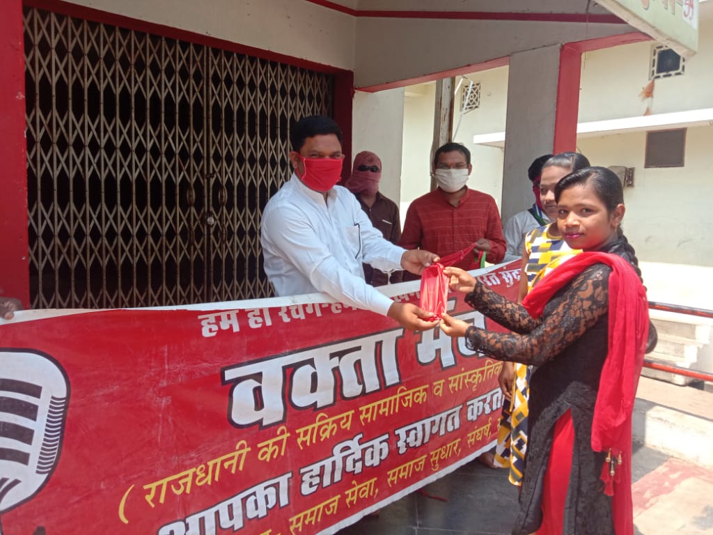 wakta manch of Raipur distributed masks to people for the 41st consecutive day