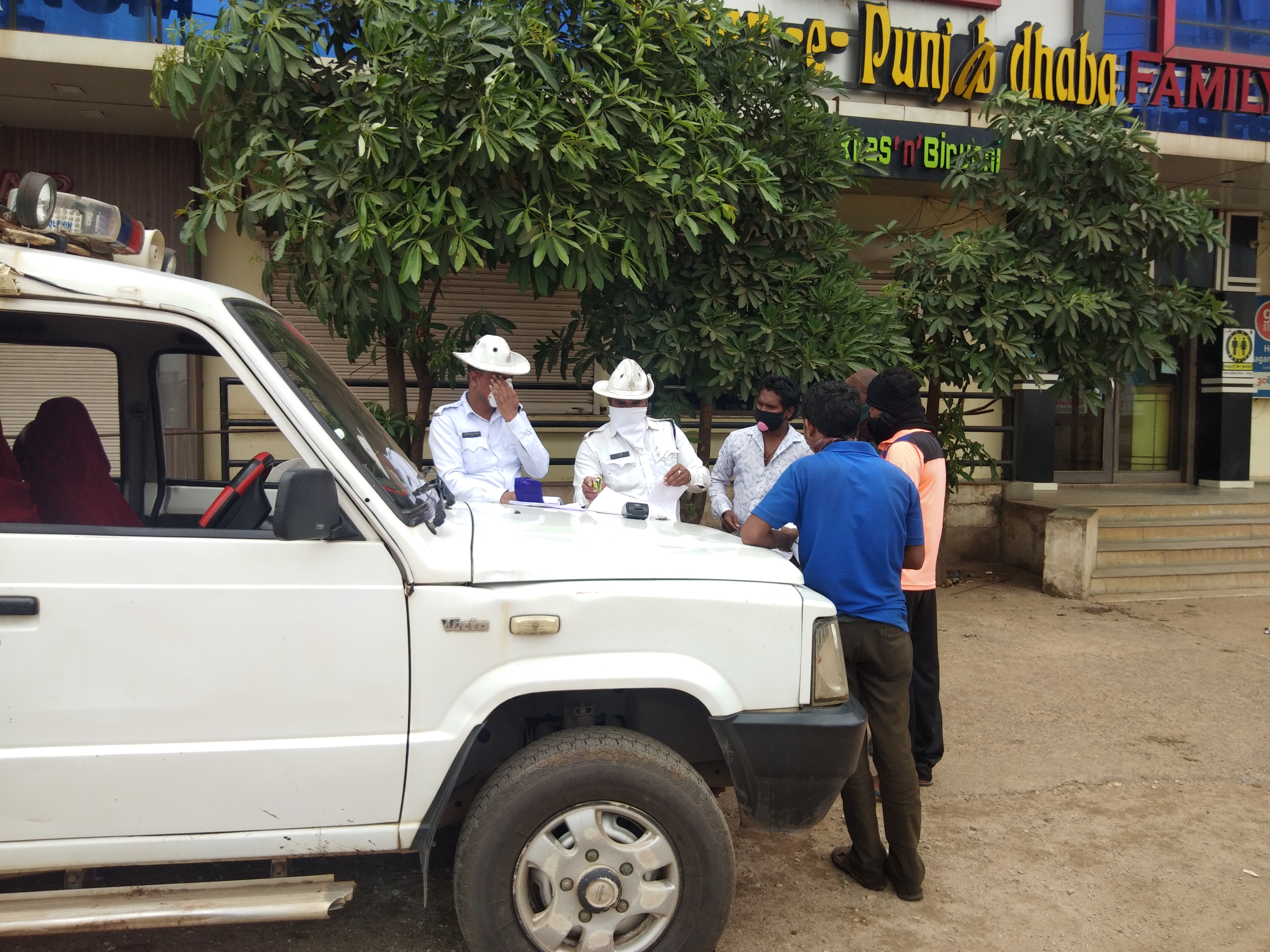 Raipur police action against those who do not follow the rules of lockdown