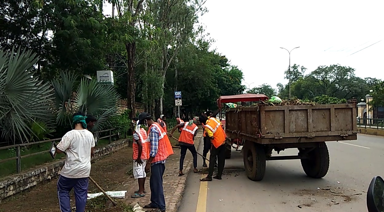 cleaning staff playing role of corona warrior in raipur