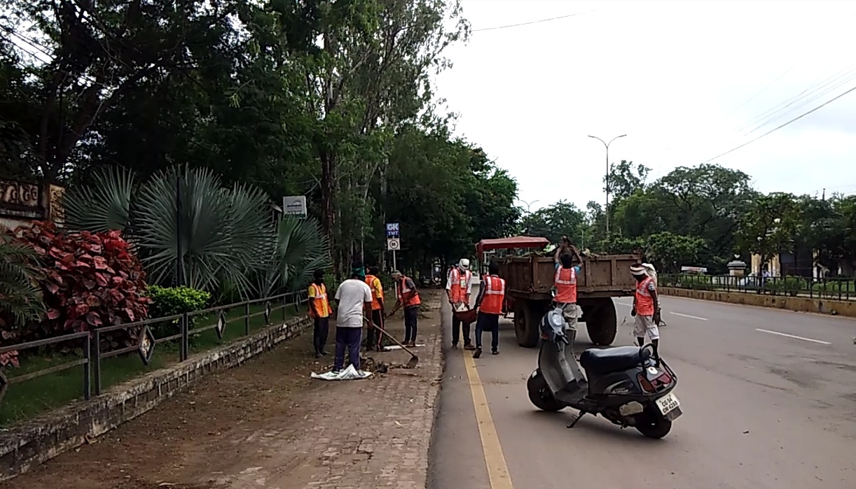 cleaning staff playing role of corona warrior in raipur