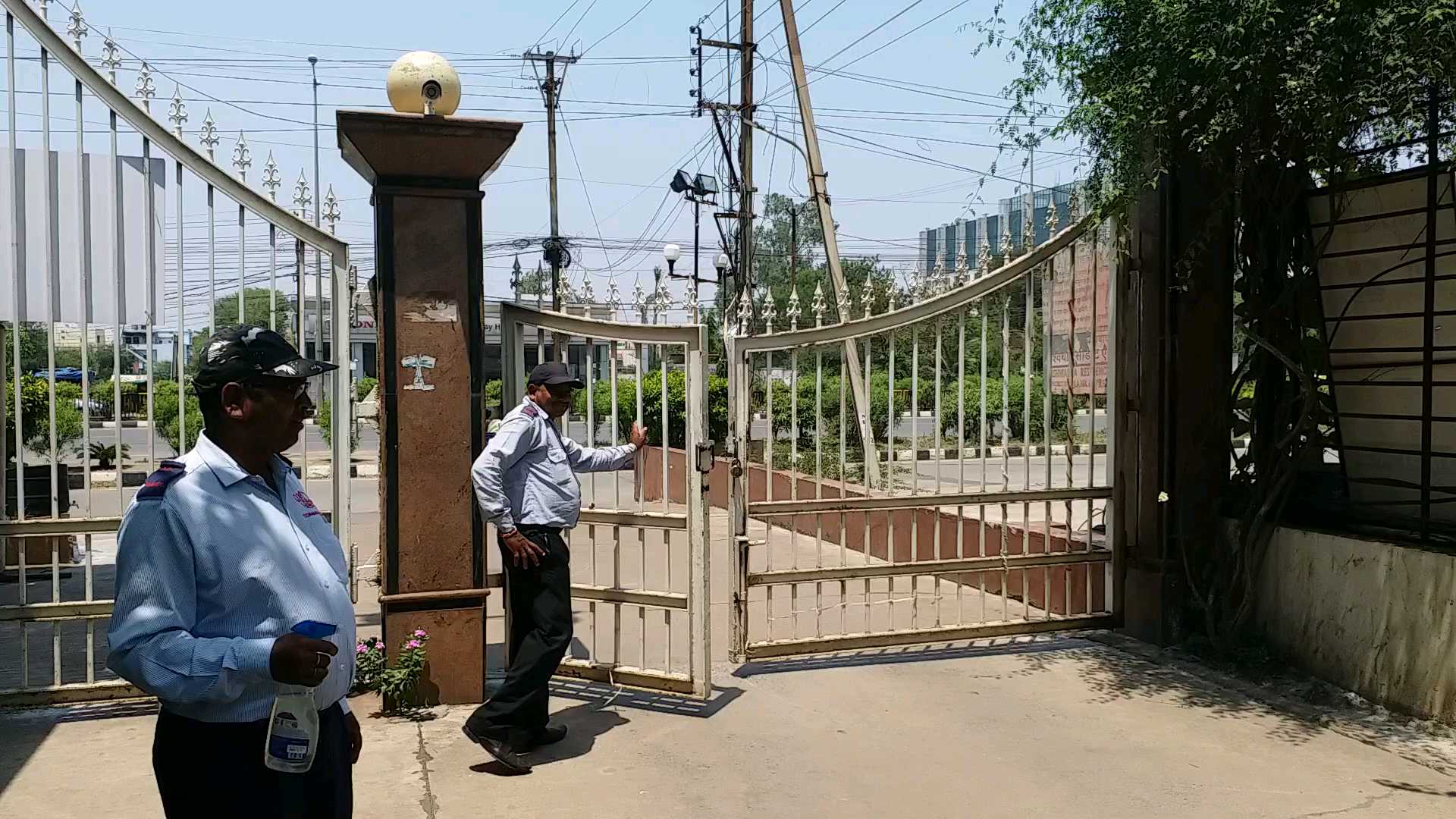 Security guard continuously working during lockdown in raipur