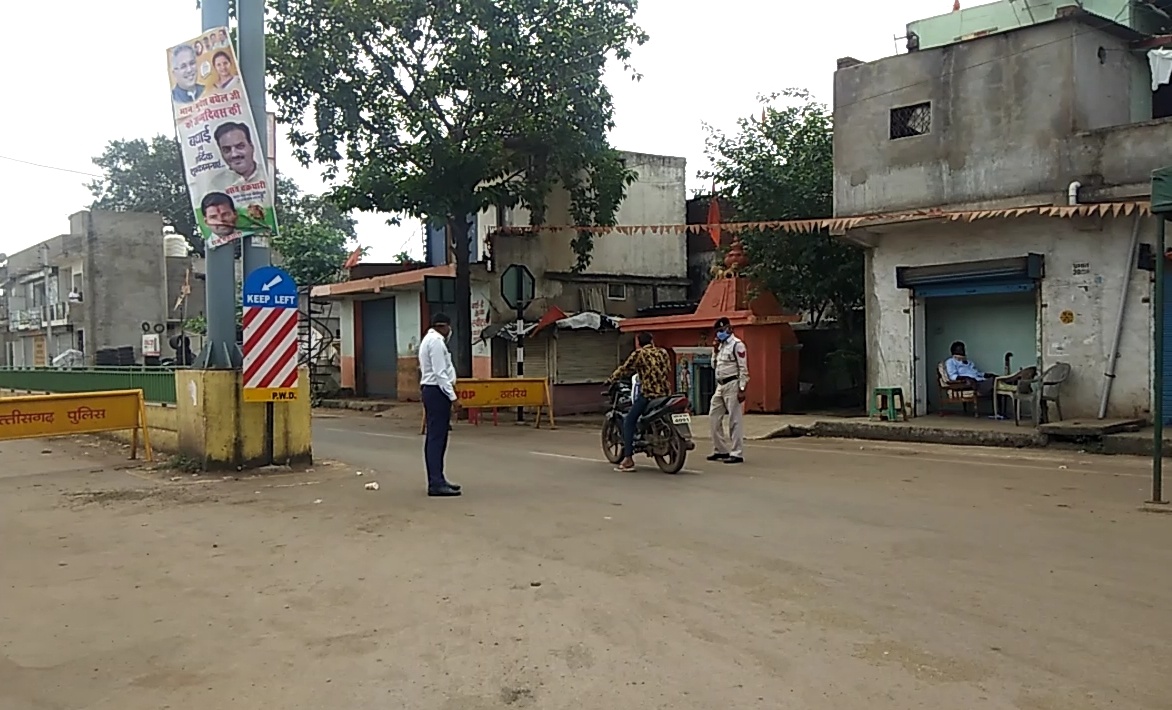 social worker Distributing kadha to police in raipur