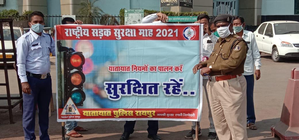 The traffic police put up banner posters at all major square-intersections of the city.