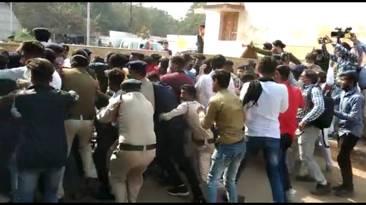 ABVP protested over problems at Pandit Ravi Shankar Shukla University