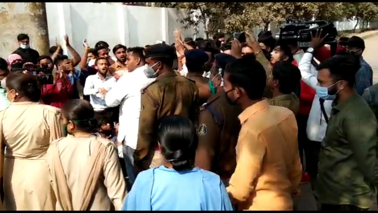 ABVP protested over problems at Pandit Ravi Shankar Shukla University